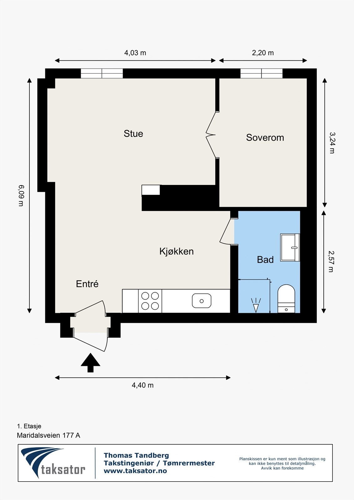 Leiligheten ligger i byggets 1. etasje og inneholder åpen stue- og kjøkkenløsning, soverom og bad. I tillegg disponerer leiligheten en praktisk kjellerbod på ca. 8 kvm. Galleribilde