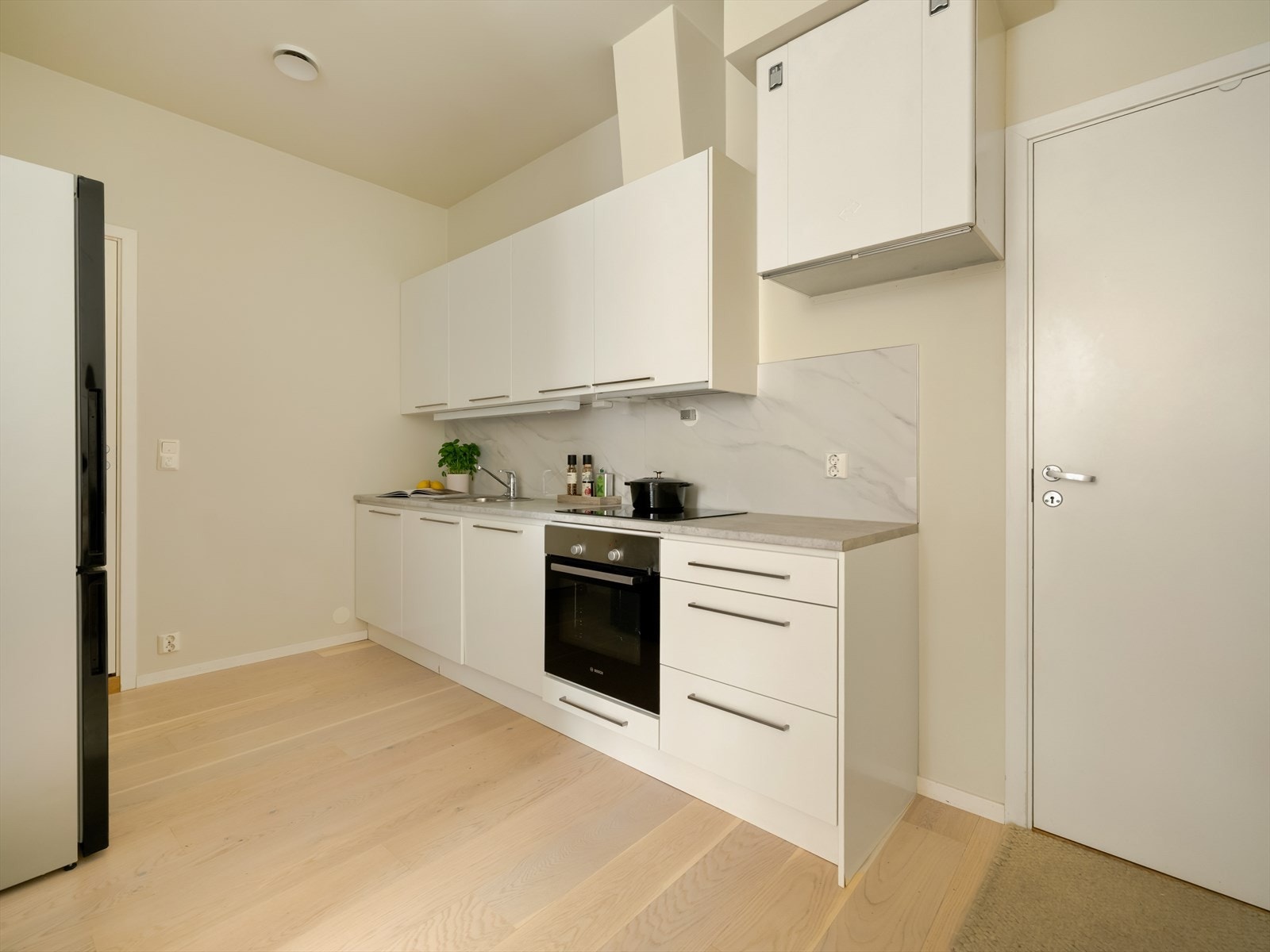 Kjøkkenet er utstyrt med integrert induksjonsplatetopp (ny i 2024), stekeovn og oppvaskmaskin. Galleribilde