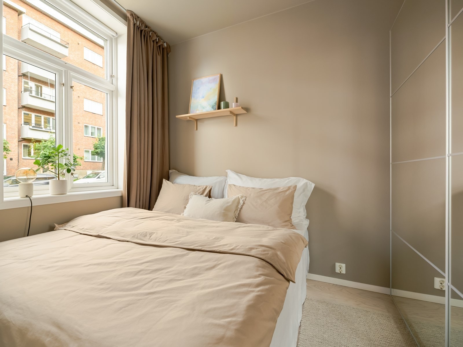 Soverommet er innbydende med plass til dobbeltseng, nattbord og garderobeskap. Galleribilde