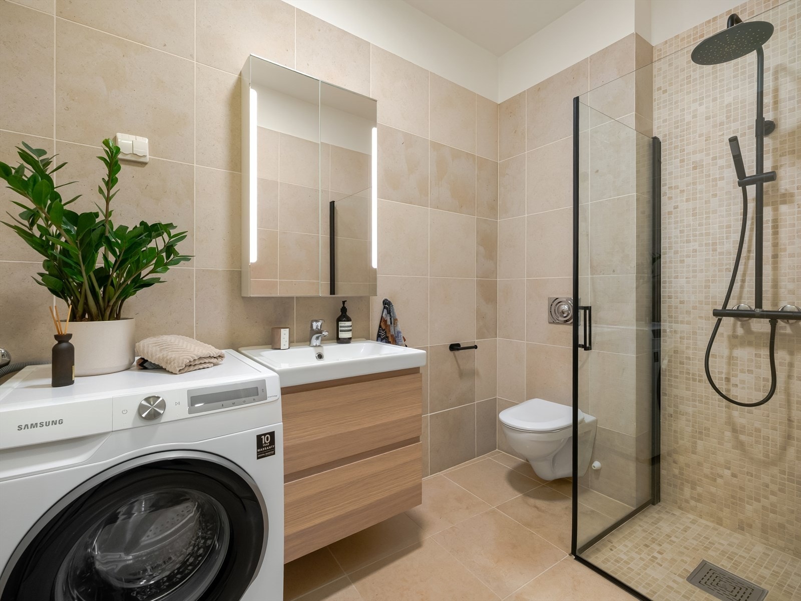 Baderommet ble, i likhet med resten av leiligheten, renovert i 2015 og fremstår som moderne og funksjonelt. Galleribilde