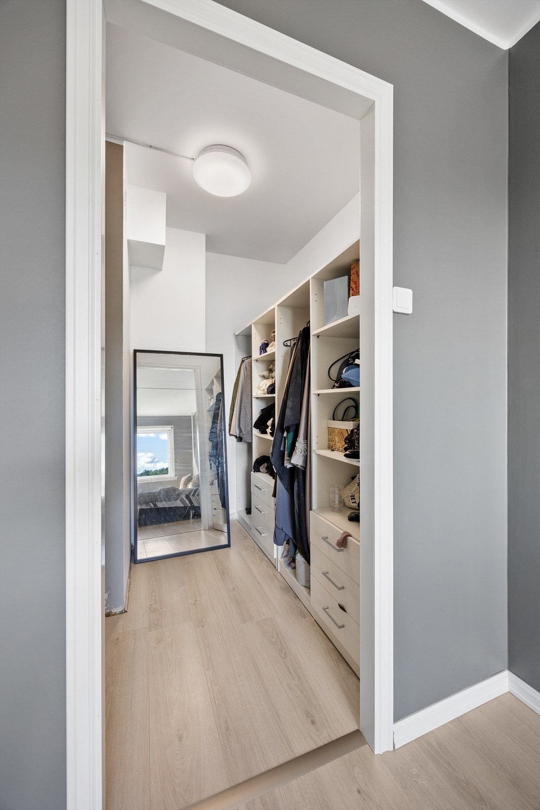 Det er tilgang til innvendig bod/walk-in-garderobe fra det største soverommet Galleribilde