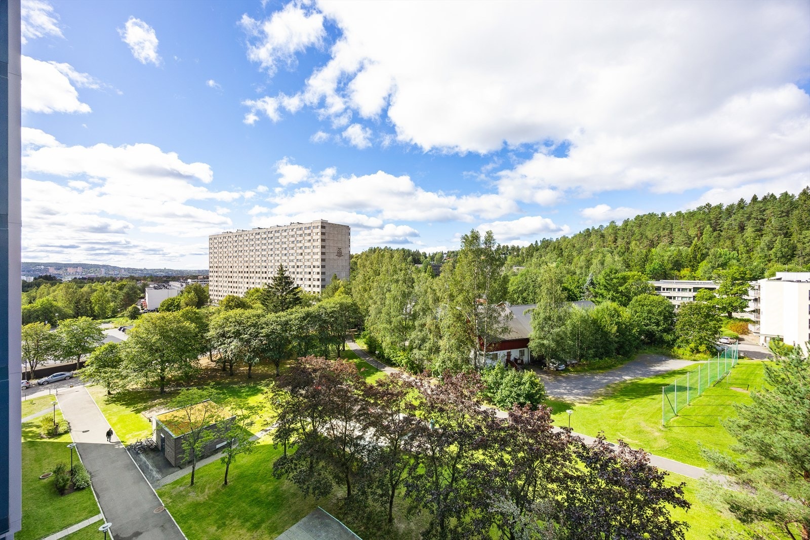 Fra balkongen er det åpen og høytliggende utsyn fra 7. etasje Galleribilde