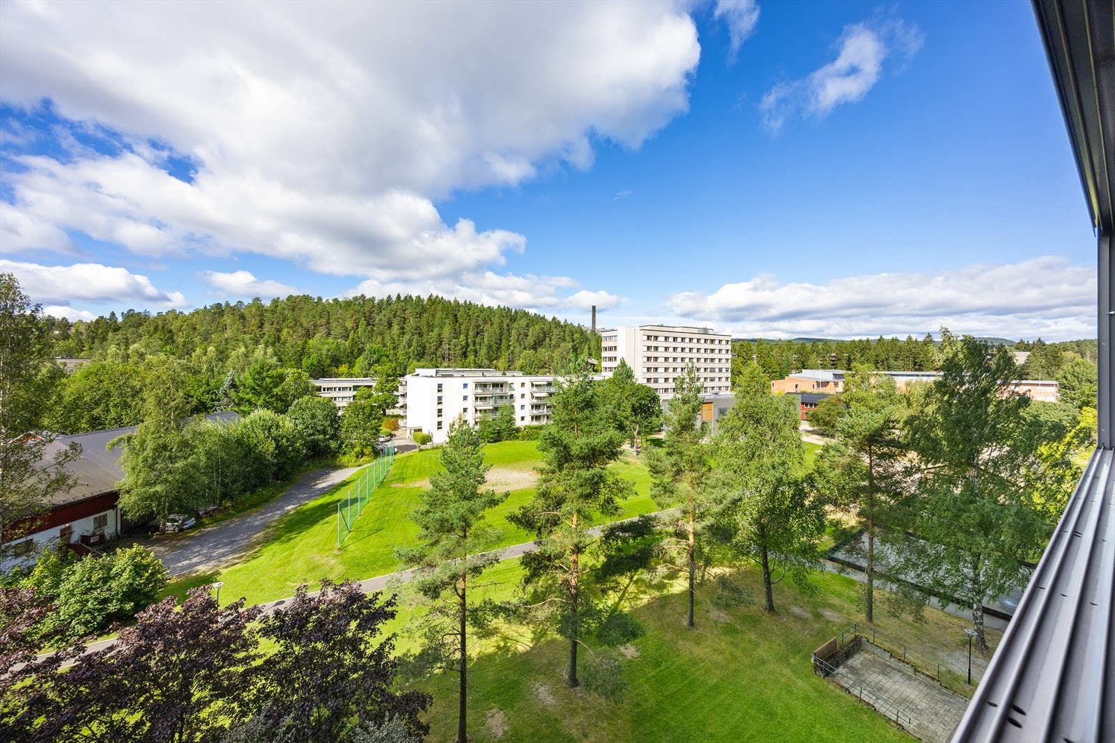 Balkongen er vendt mot vestlige solforhold Galleribilde