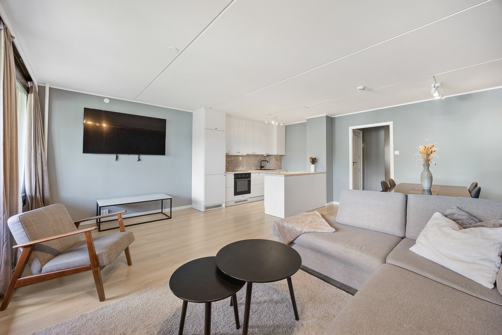 I stuen er det plass til både sofagruppe og spisebord Galleribilde