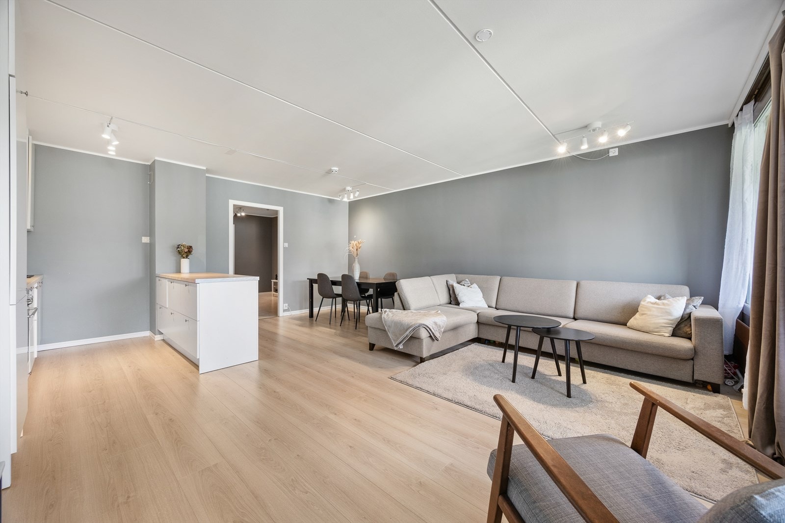 Overflatene er malt i lyse og duse farger og gulvet er belagt med laminat Galleribilde