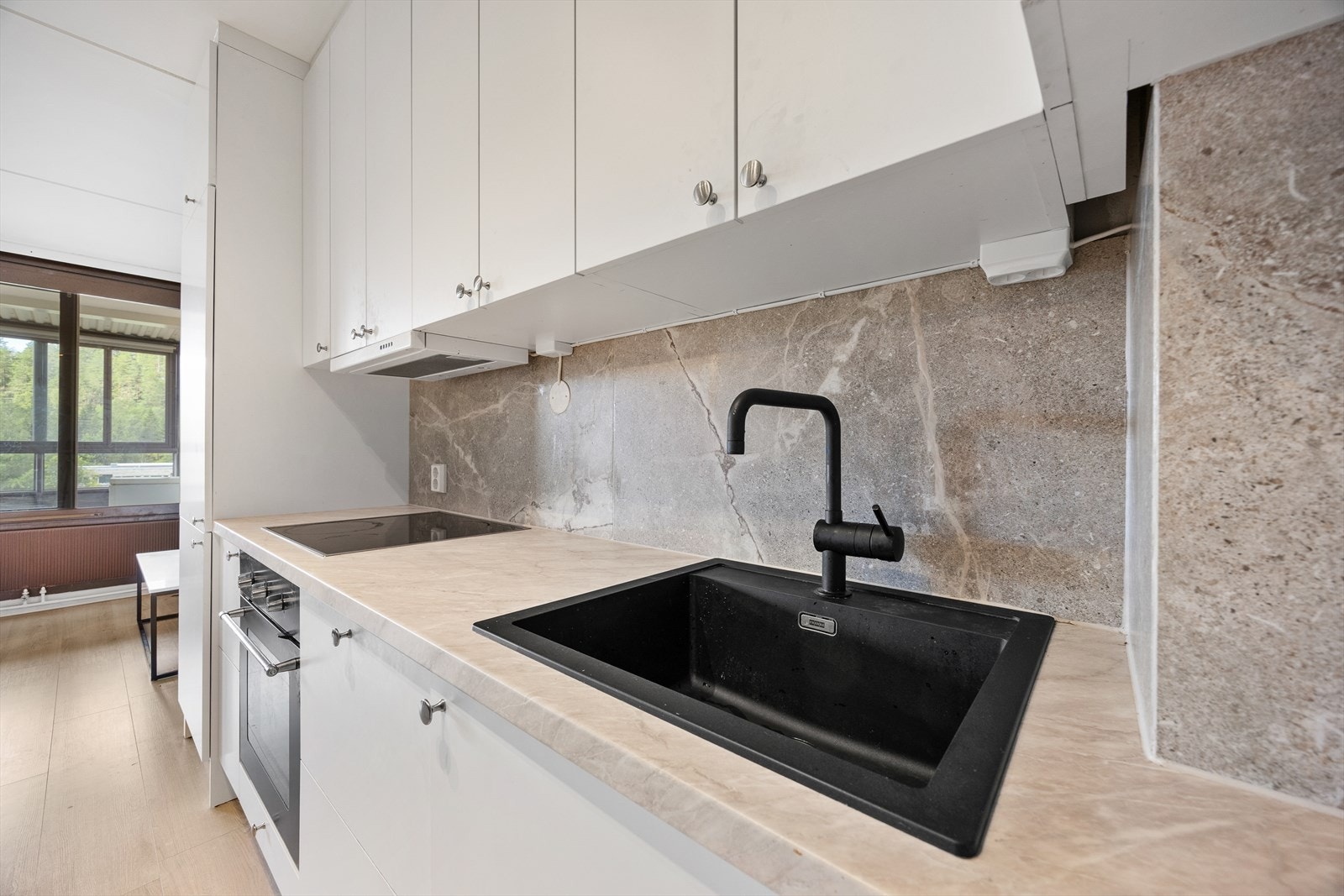 Flotte kitchen-boards pryder og beskytter bakveggene Galleribilde