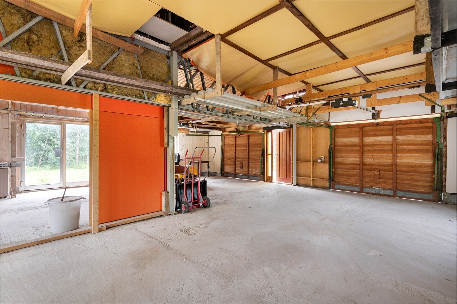 Garasjen er delt i flere rom Galleribilde