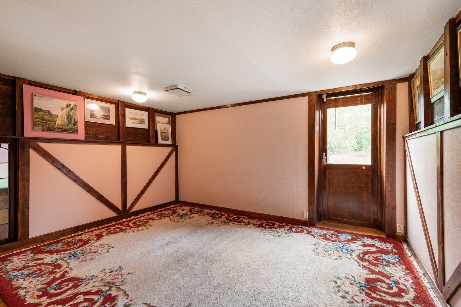 Huset har flere ganger fra forskjellige inngangdører rundt om bygget Galleribilde