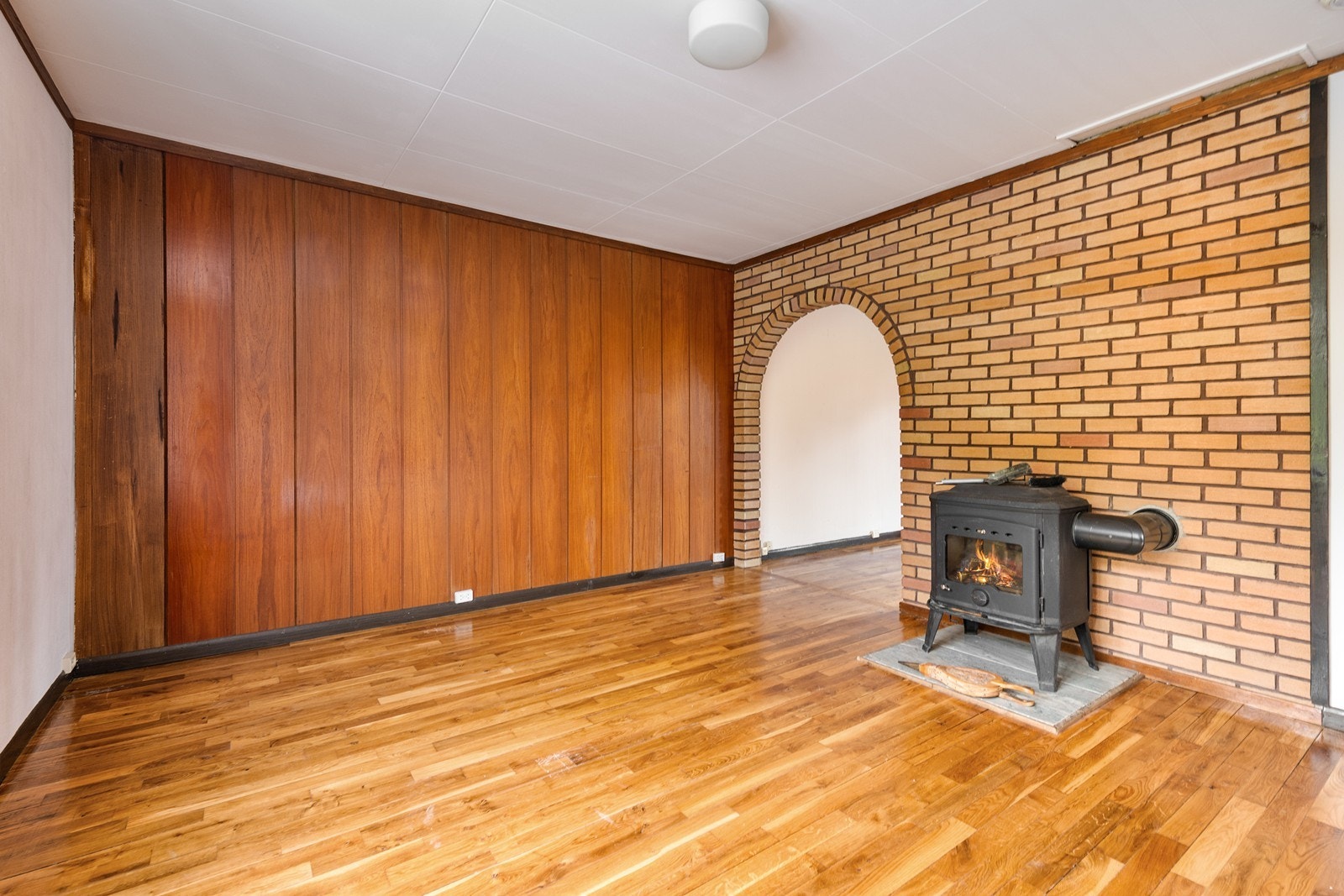 Vedfyrt peis er den naturlige varmekilden for denne delen av boligen Galleribilde