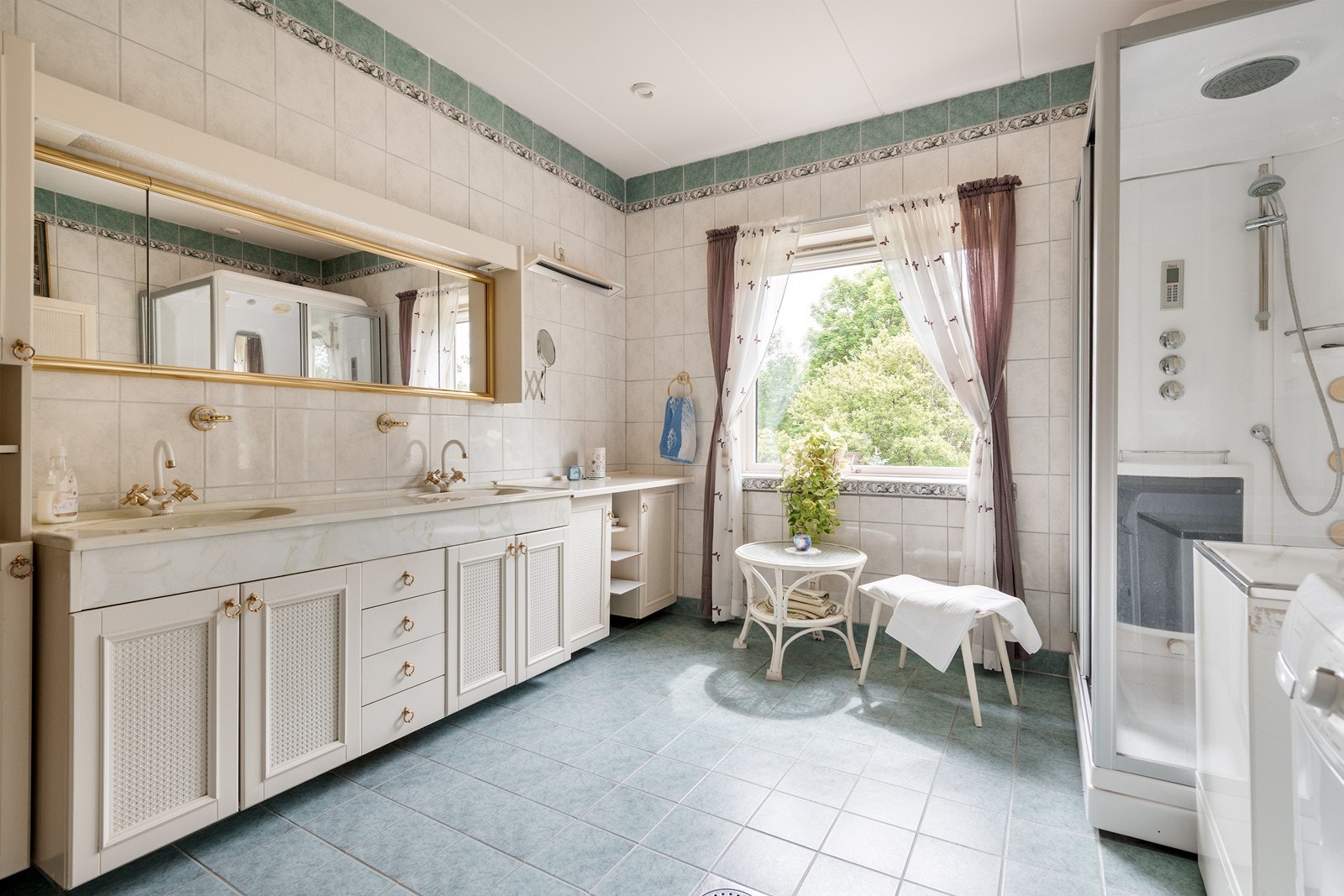 Husets hovedbad har masse av luft og er i sjarmerende eldre stil Galleribilde