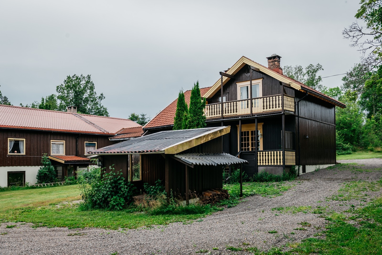 Utenfor huset er det et vedskjul som lager for brennbart materiale til alle husets vedfyrte peiser Galleribilde