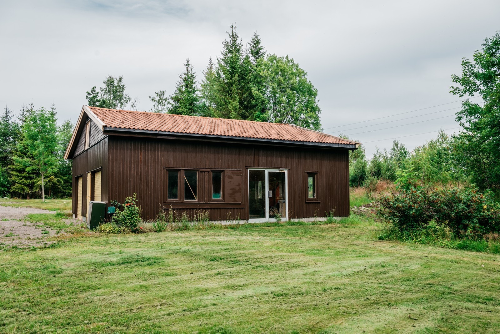 Her har du garasje med plass til verkstedbod, smie, sløyd eller hva enn slags DIY du ønsker å bedrive Galleribilde