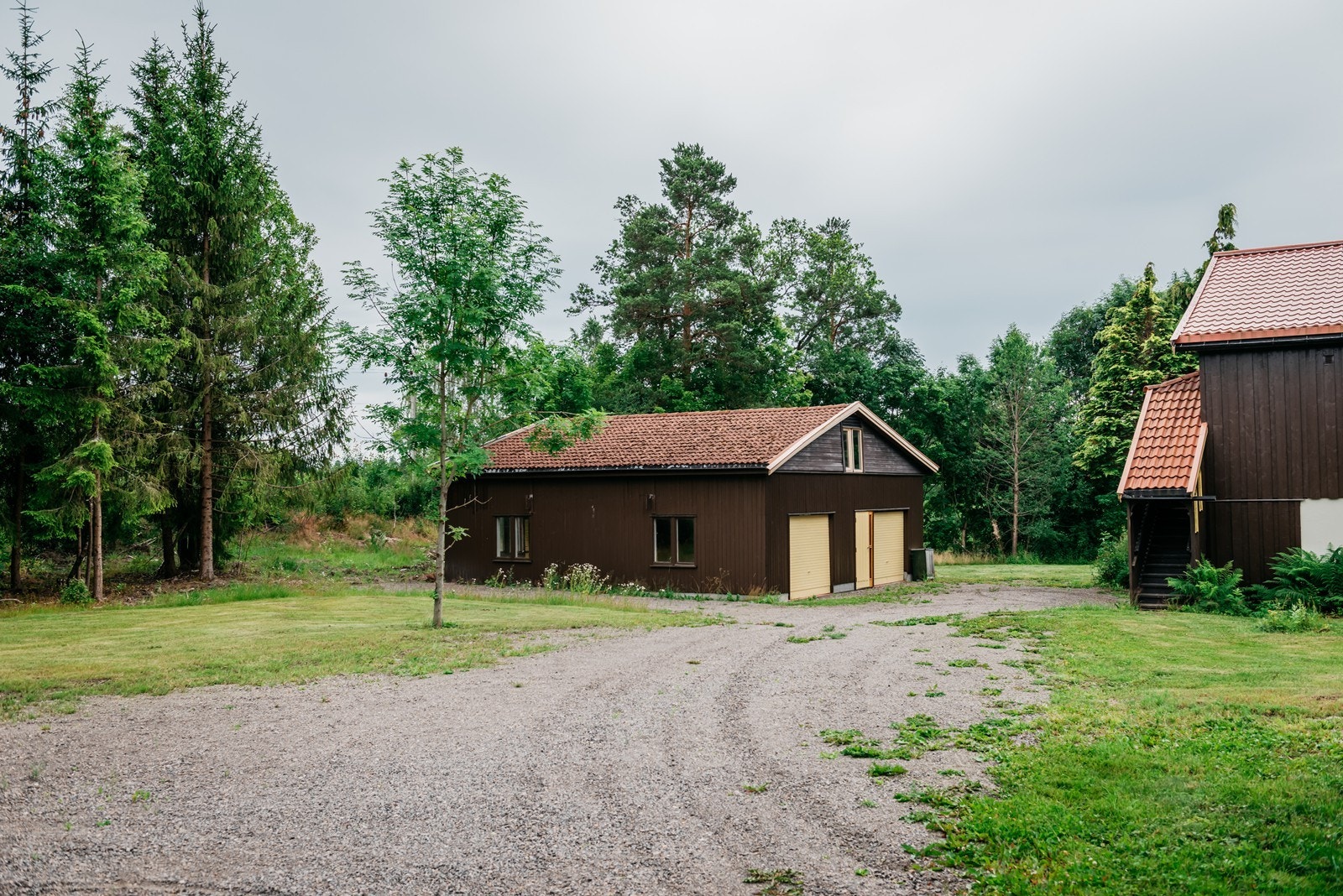 Garasjen har 2 porter Galleribilde