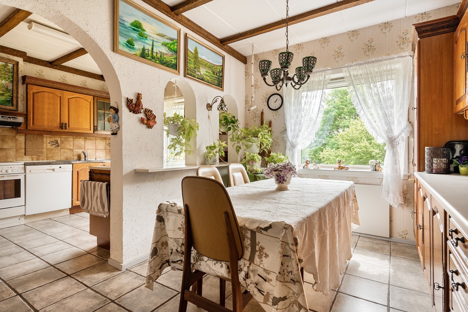 Jeg introduserer husets første kjøkken med spisestue Galleribilde