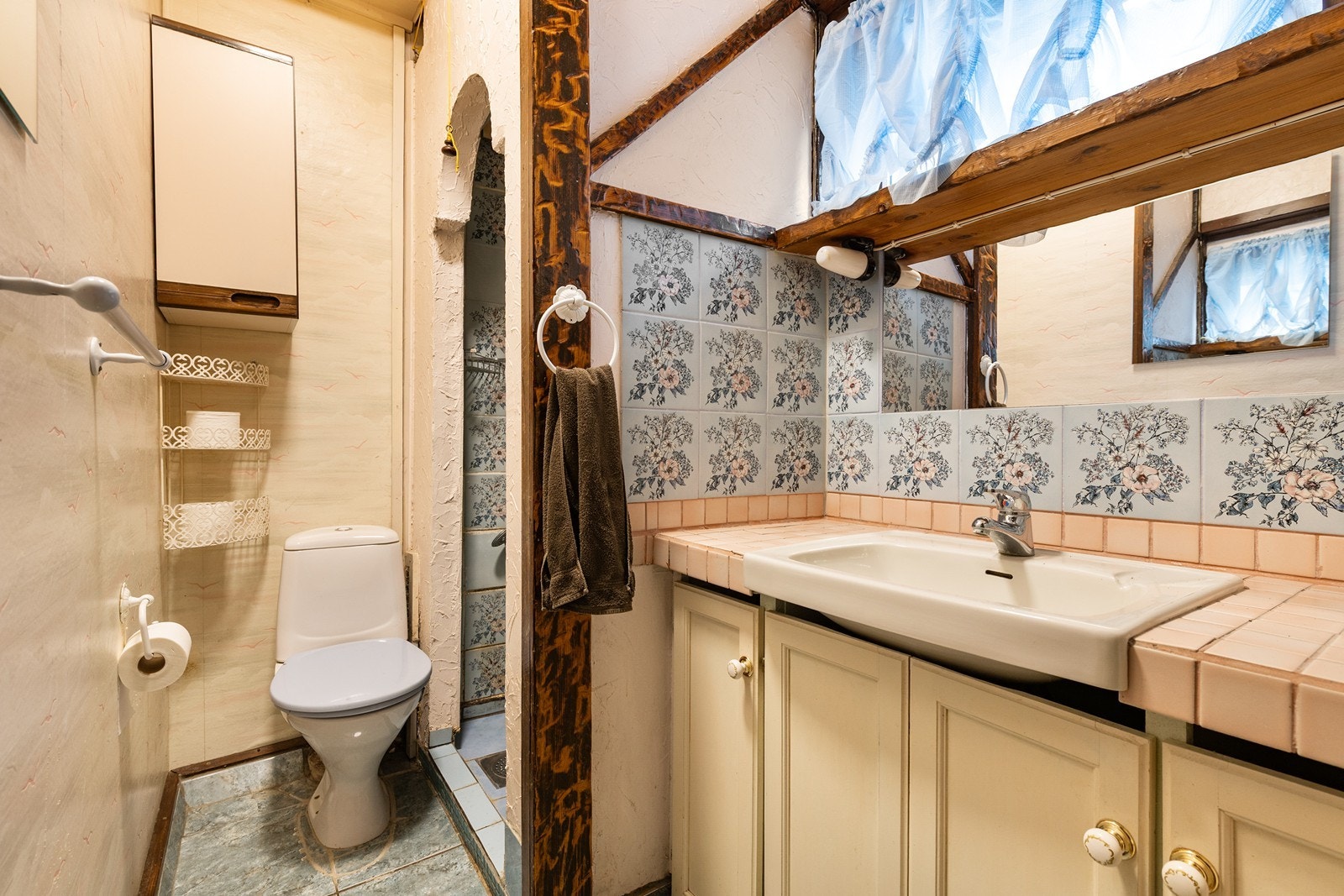 Også denne delen av boligen har buer som overganger mellom rom og inn mot dusjer Galleribilde