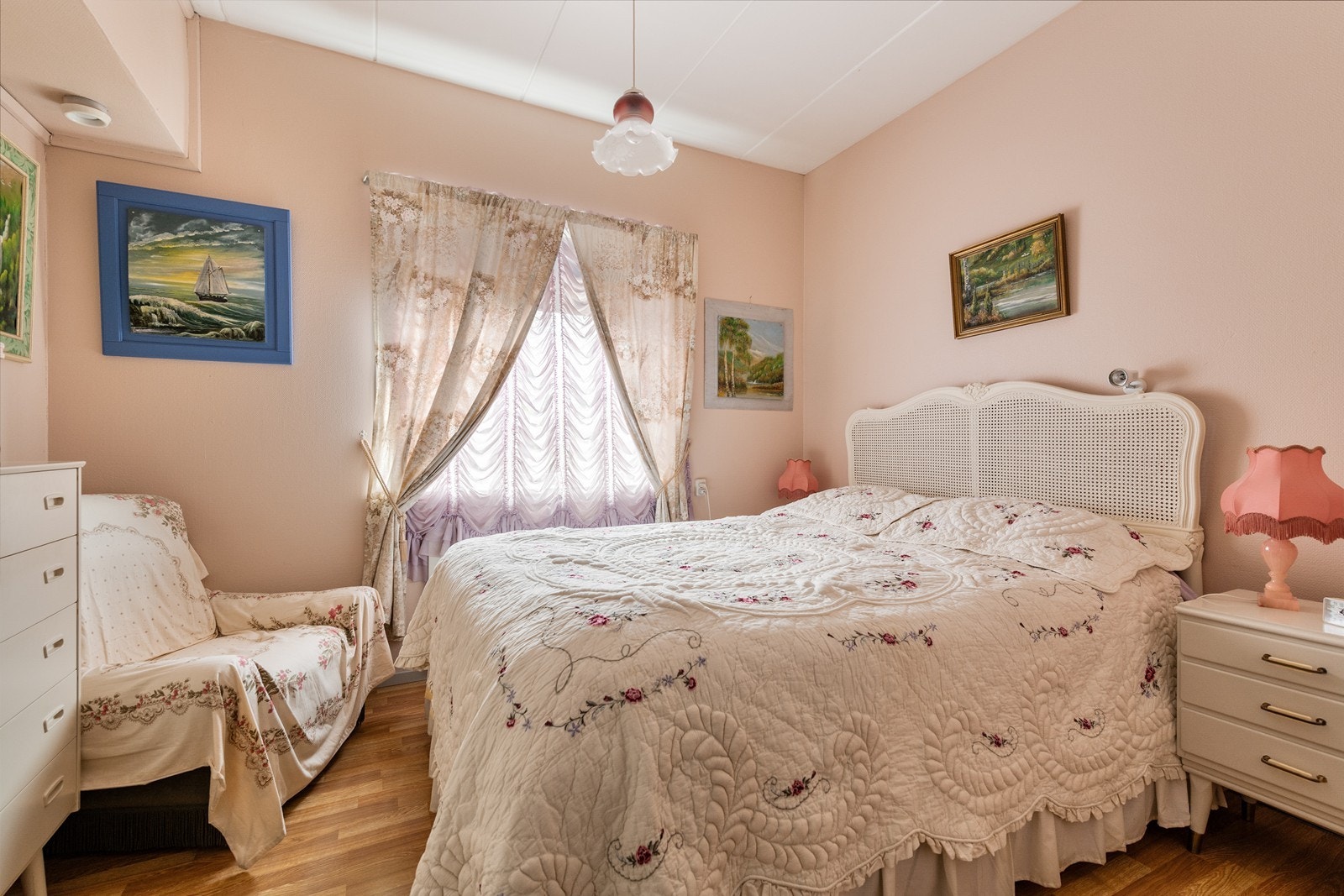 Soverom med flere malerier Galleribilde