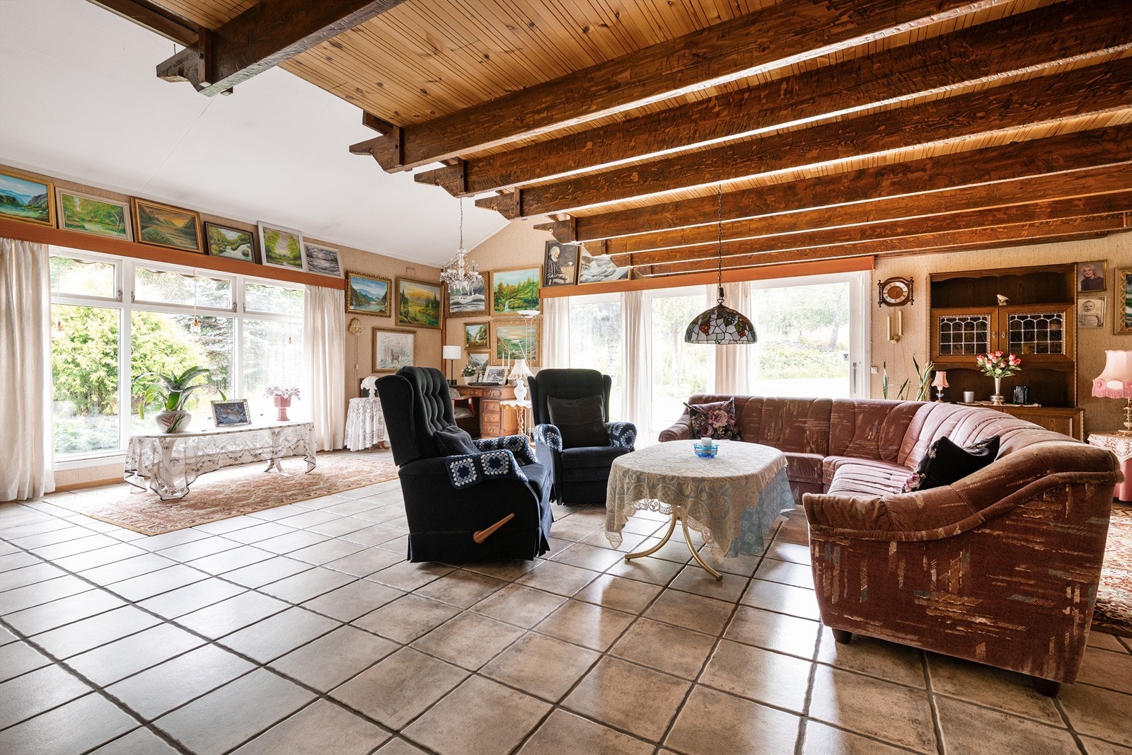 Dette er den naturlige stuen å sitte i etter å ha spist, hvis du velger å bruke denne spisestuen Galleribilde