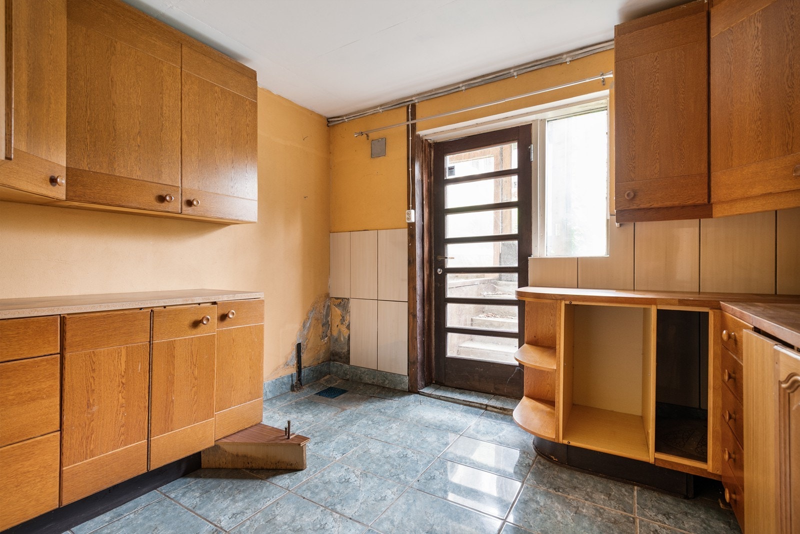 Et kjøkken i tilsvarende stil fra hovedetasjen, men har blitt behandlet litt røffere Galleribilde