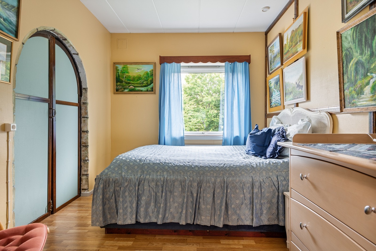 Enda et soverom med fancy dører Galleribilde