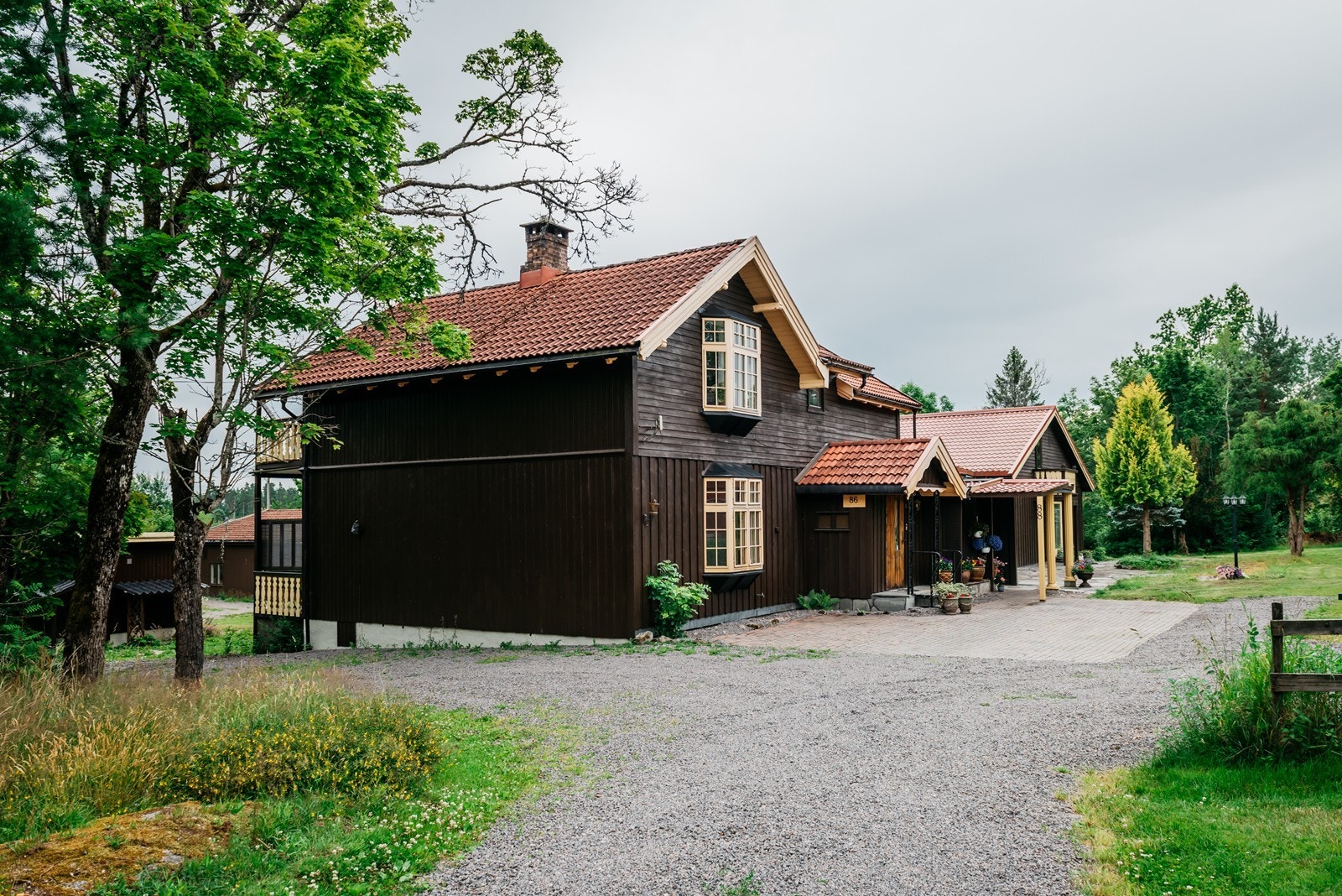 Slik ser eiendoimmen ut når du kjører inn på tomta Galleribilde