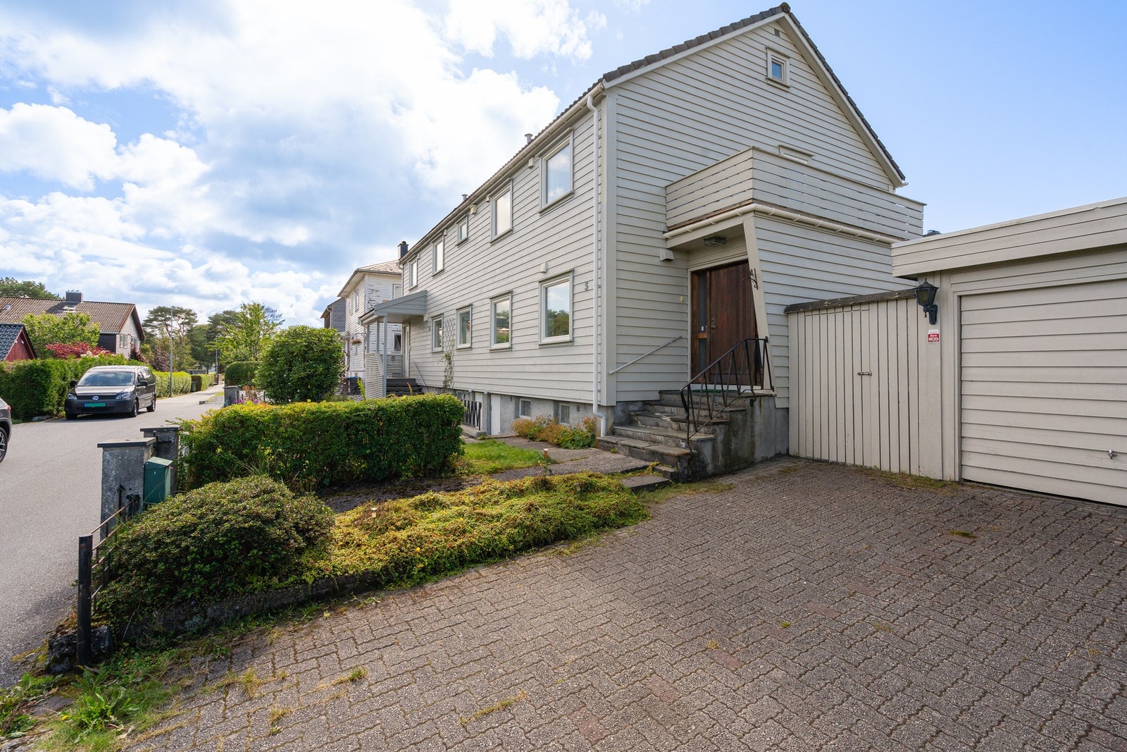 Det er plass til flere biler i gårdsrommet i tillegg til parkering i garasje. Galleribilde