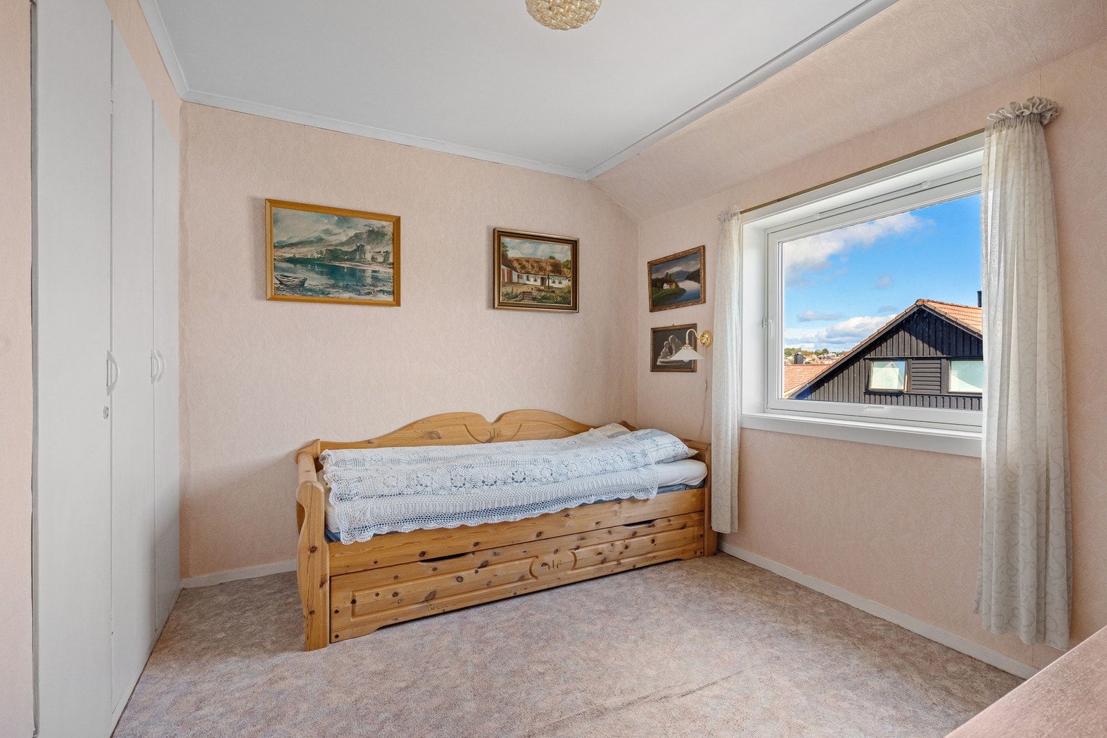 Lyst soverom med plass til seng, skrivebord og garderobe, ideelt som barnerom eller kontor. Galleribilde