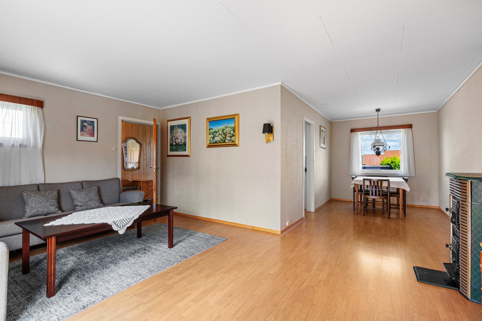 Egen spisestuedel med plass til langbord, praktisk plassert mellom stue og kjøkken. Galleribilde
