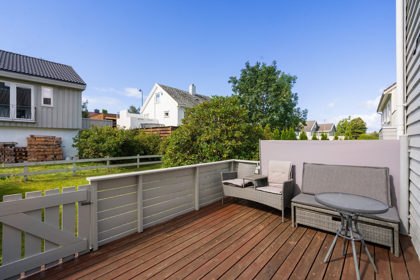 Sørvestvendt terrasse med utgang fra stuen, perfekt for å nyte ettermiddagssolen. Galleribilde