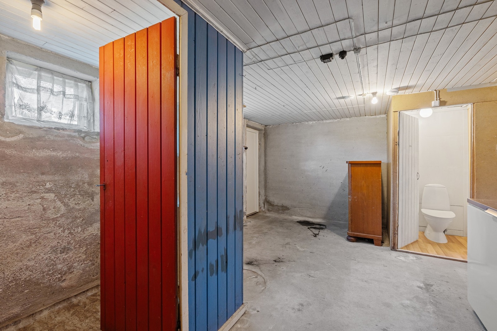 Praktisk underetasje med egen inngang, WC, vaskekjeller, matbod og flere oppbevaringsrom. Galleribilde