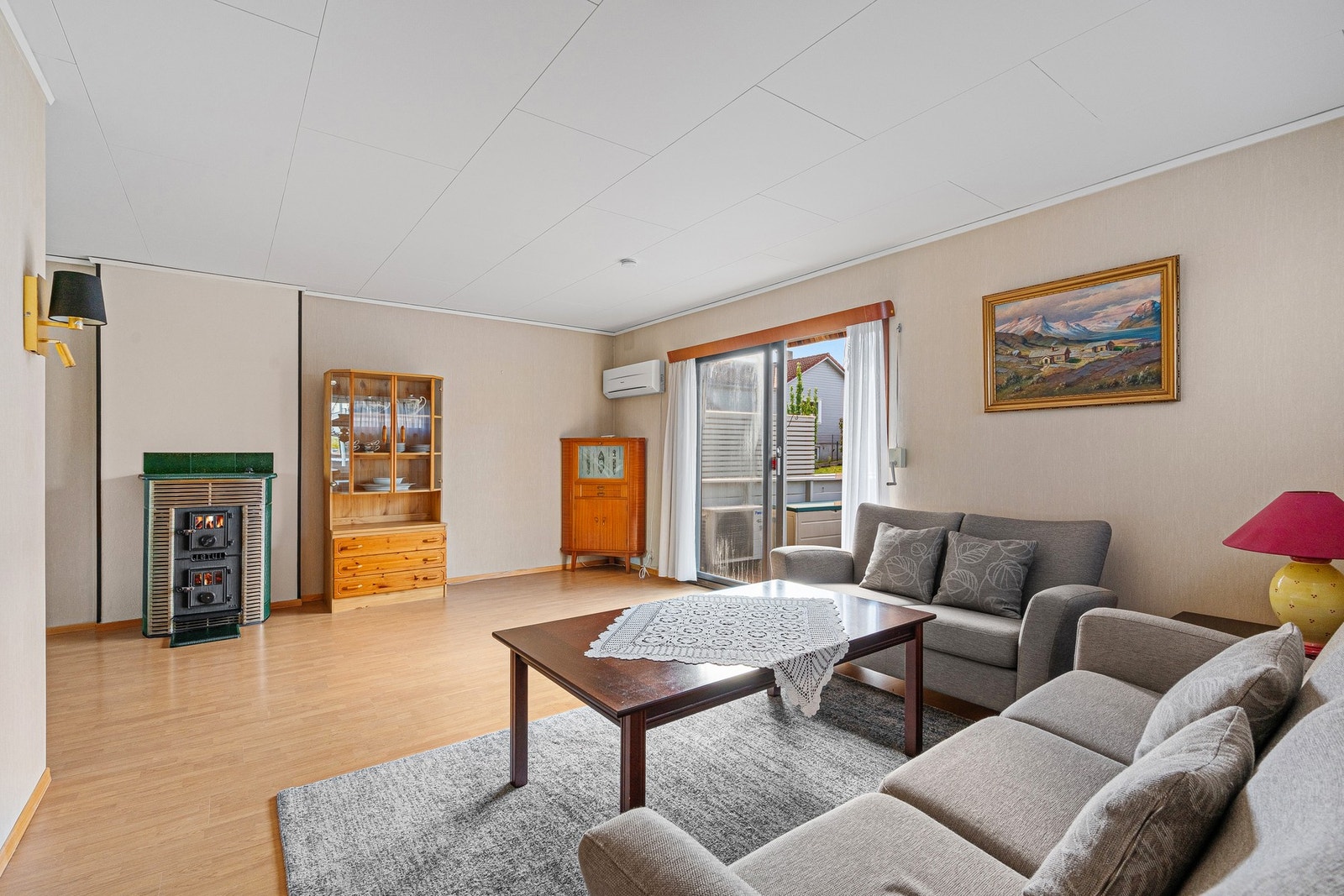Romslig stue med store vindusflater som slipper inn godt med dagslys og gir utsyn mot hagen. Galleribilde