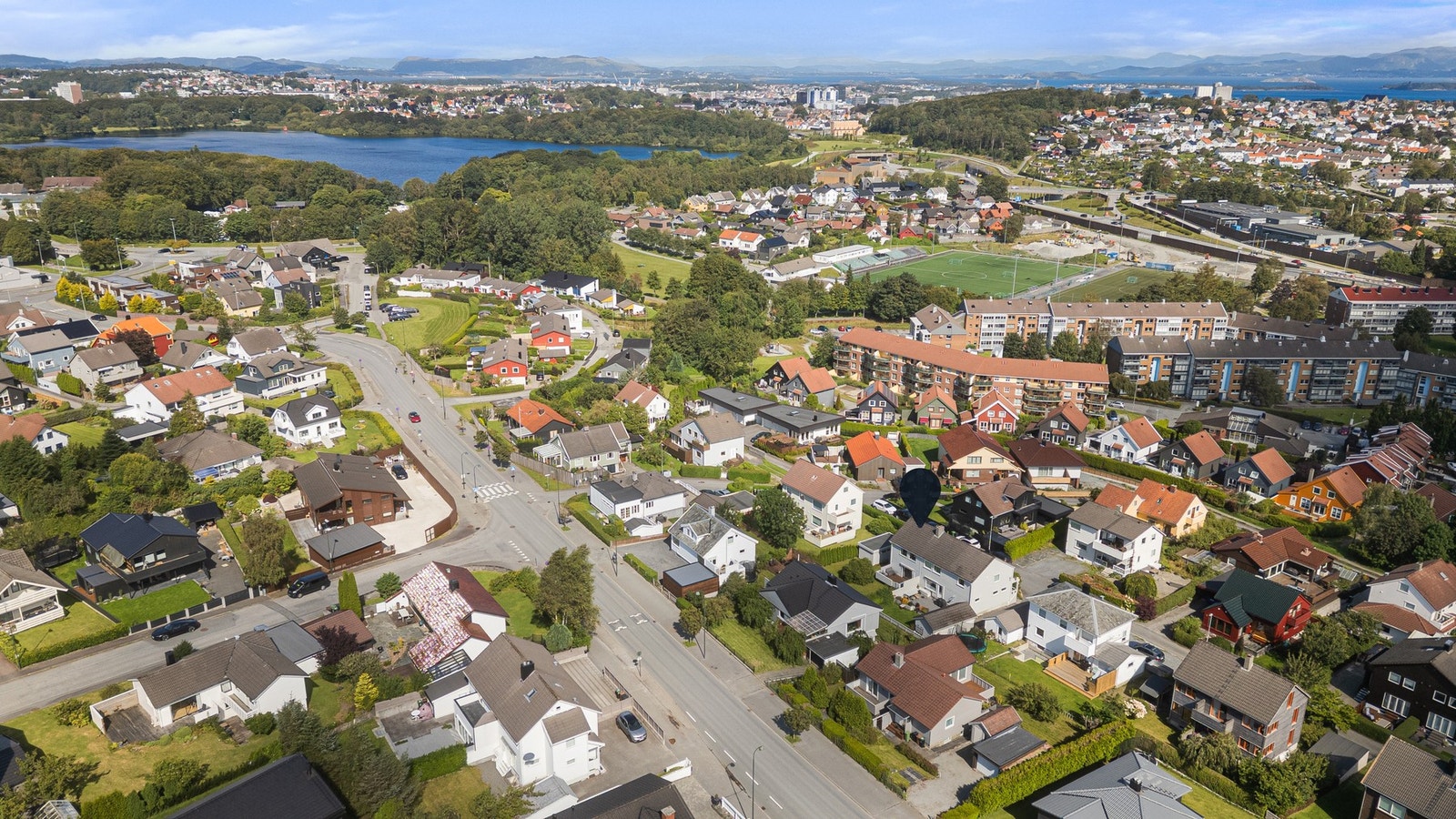 Gang- og sykkelsti rett nedenfor boligen og kort vei til flotte turområder som Mosvatnet og Vålandskogen. Galleribilde
