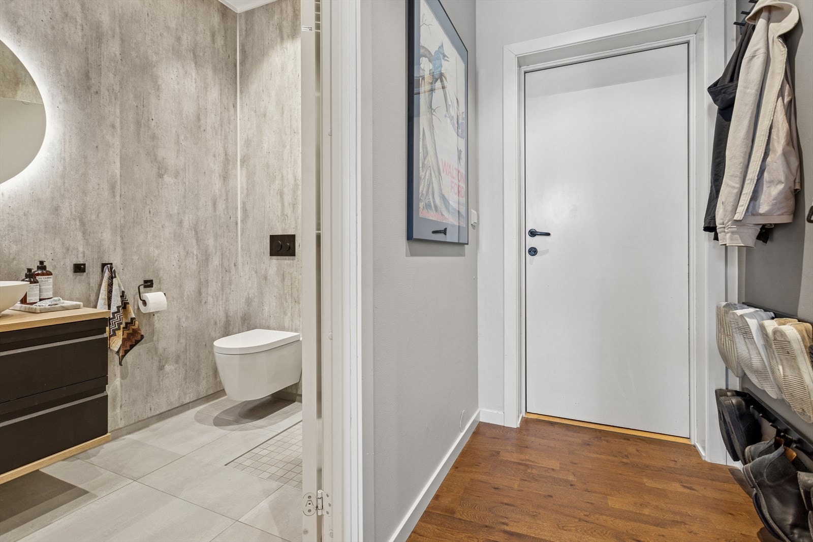 En lys entré er det første som møter deg i leiligheten. Her er det god plass til å henge yttertøy og ta imot gjester Galleribilde