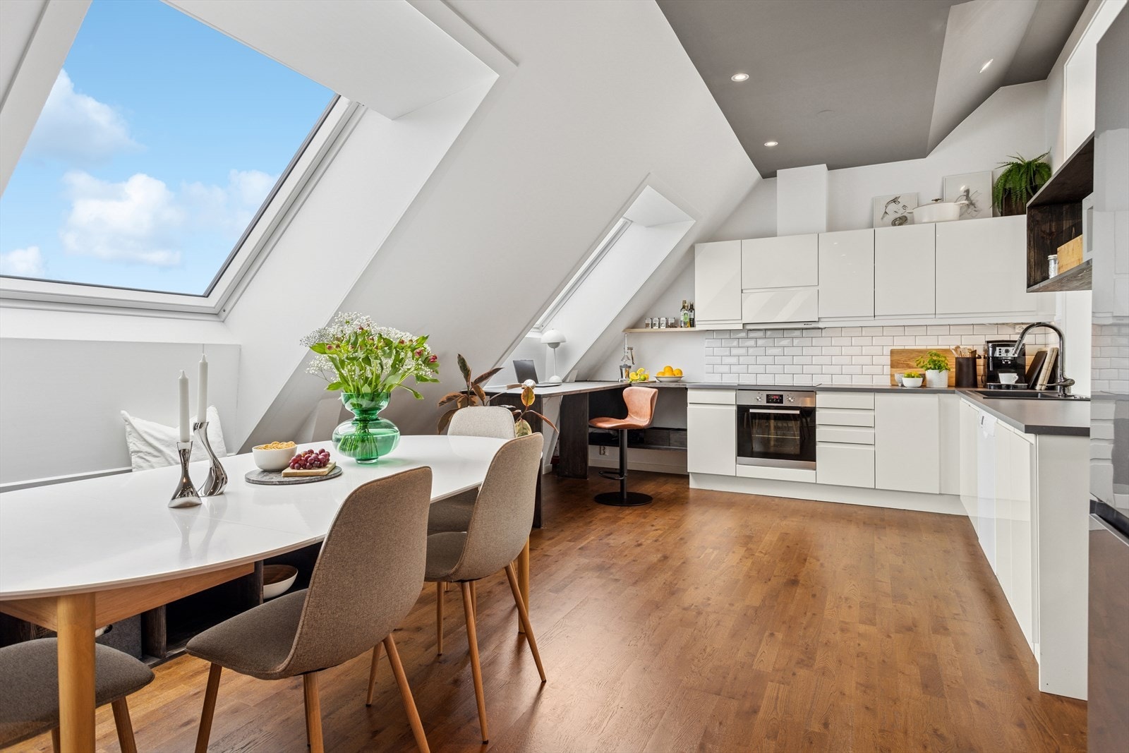 I forlengelse av kjøkkenet har man god plass til spisebord Galleribilde