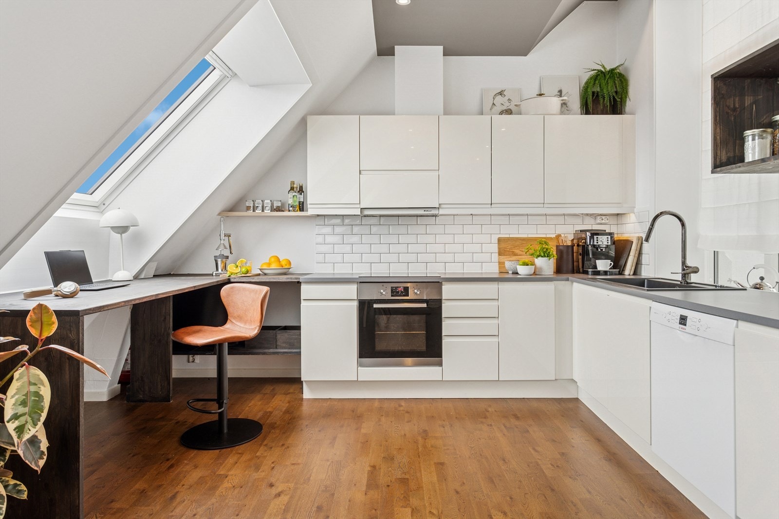 Kjøkkenet er moderne og funksjonelt med god skap- og benkeplass. Innredning med foliert skrog med slette fronter som gir et tidløst uttrykk Galleribilde