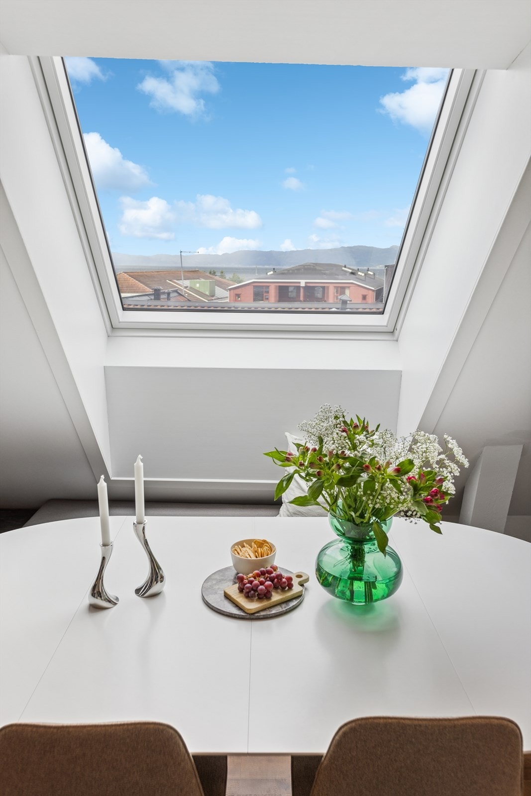 Gjennom de store vindusflatene på stue/kjøkken får leiligheten et fint naturlig lys inn på sommerhalvåret Galleribilde