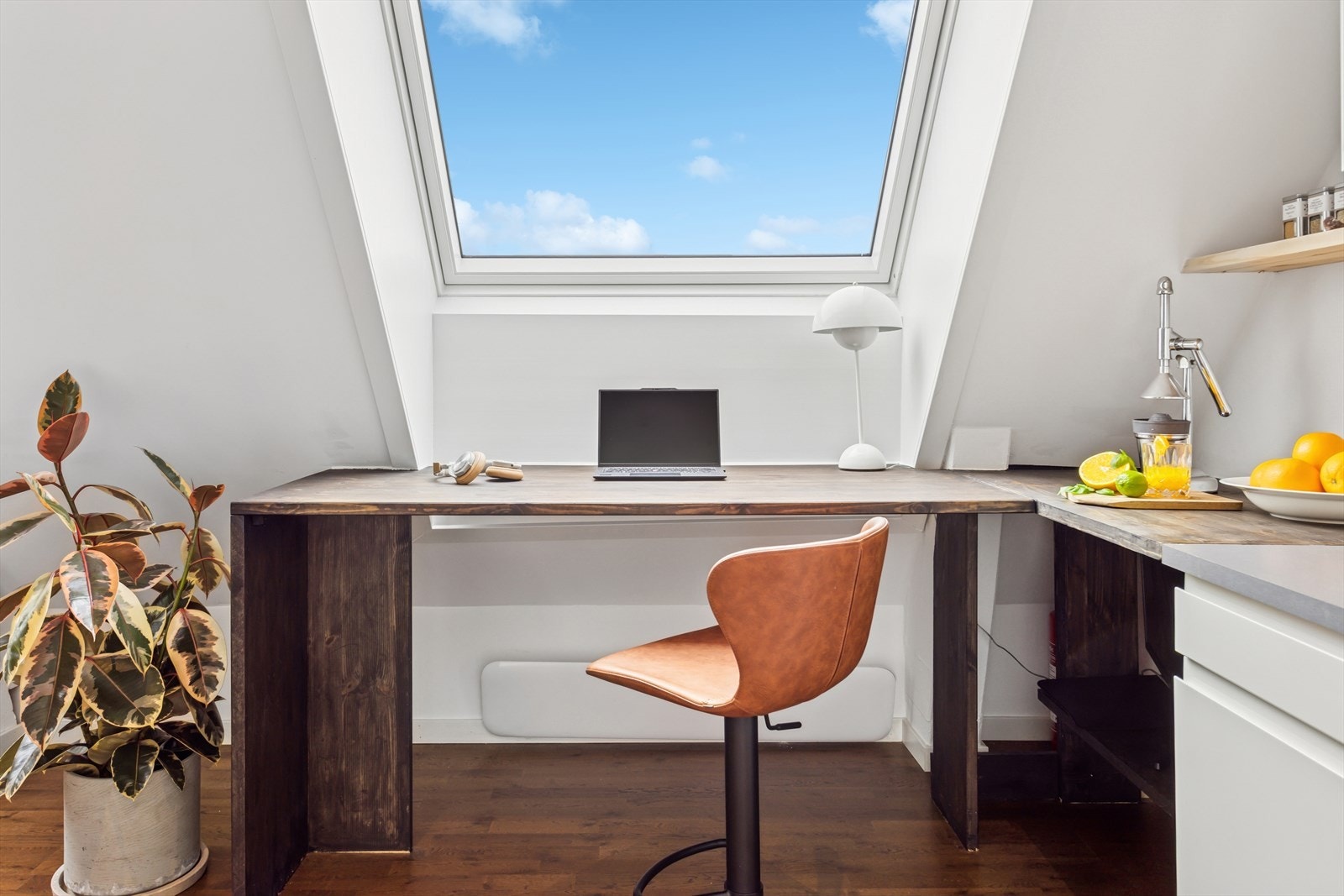 Ved kjøkkenet er det et plassbygd skrivebord, som passer perfekt til hjemmekontor. Galleribilde