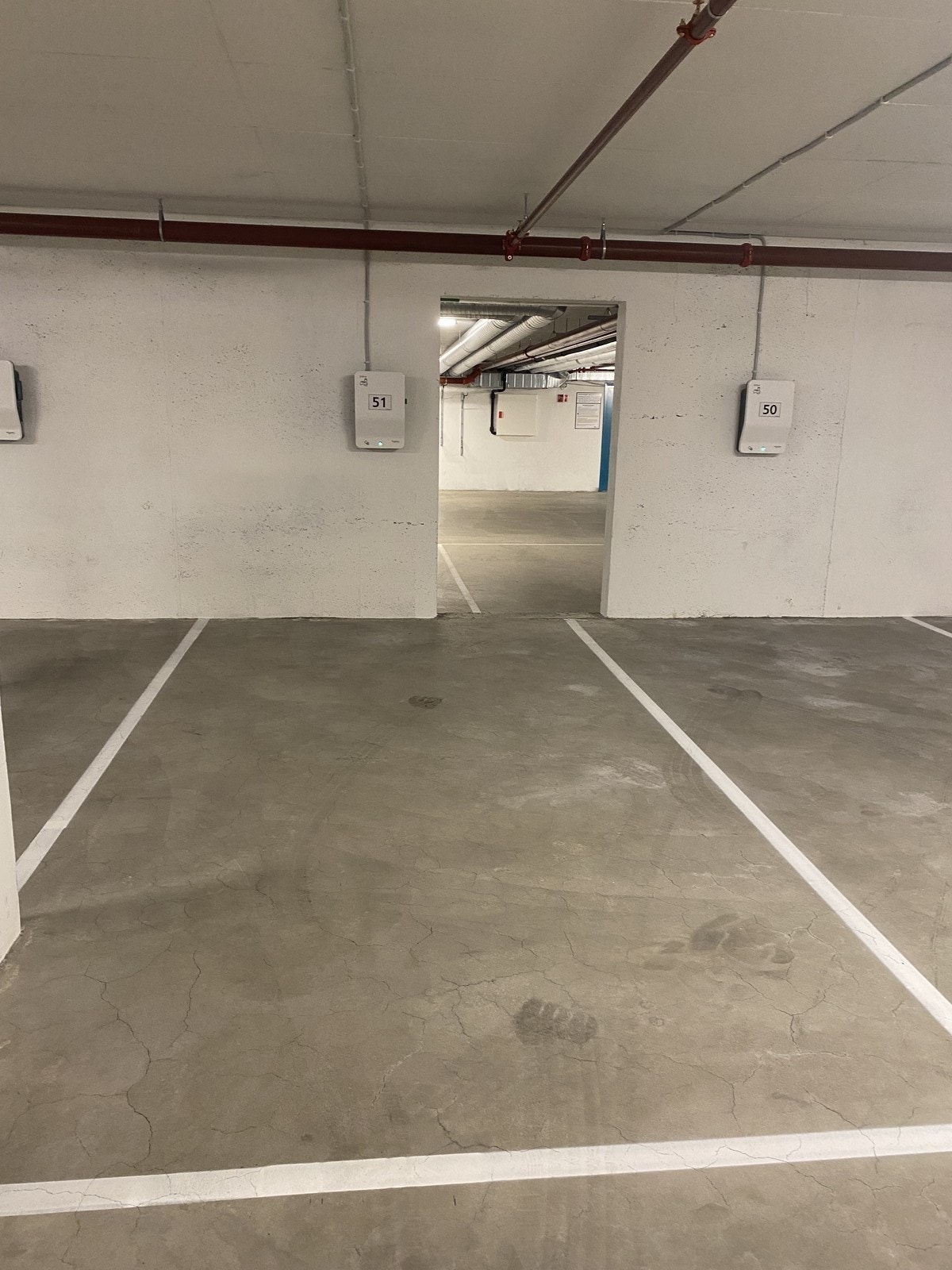 Garasjeplass med el-billader Galleribilde