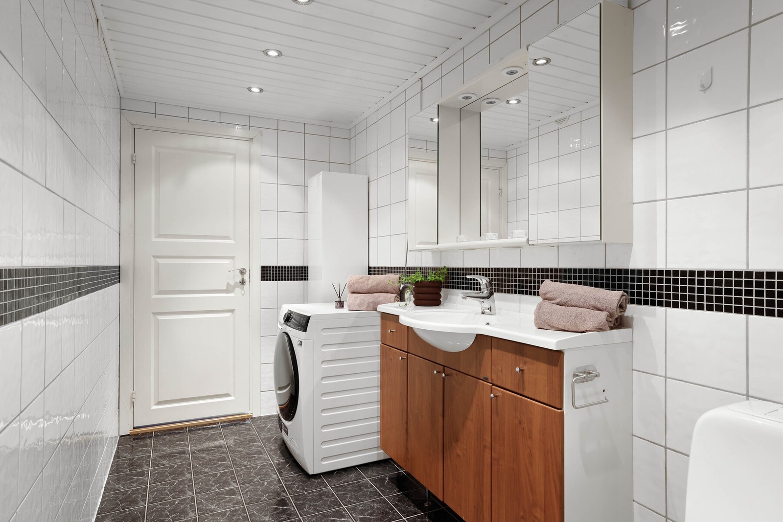 Leiligheten har et flislagt bad med varmekabler i gulv. Badet er romslig, og har god plass til vaskemaskin. Galleribilde