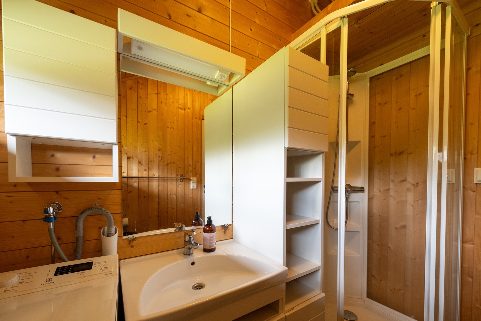 Badet er utstyrt med dusjkabinett, Galleribilde