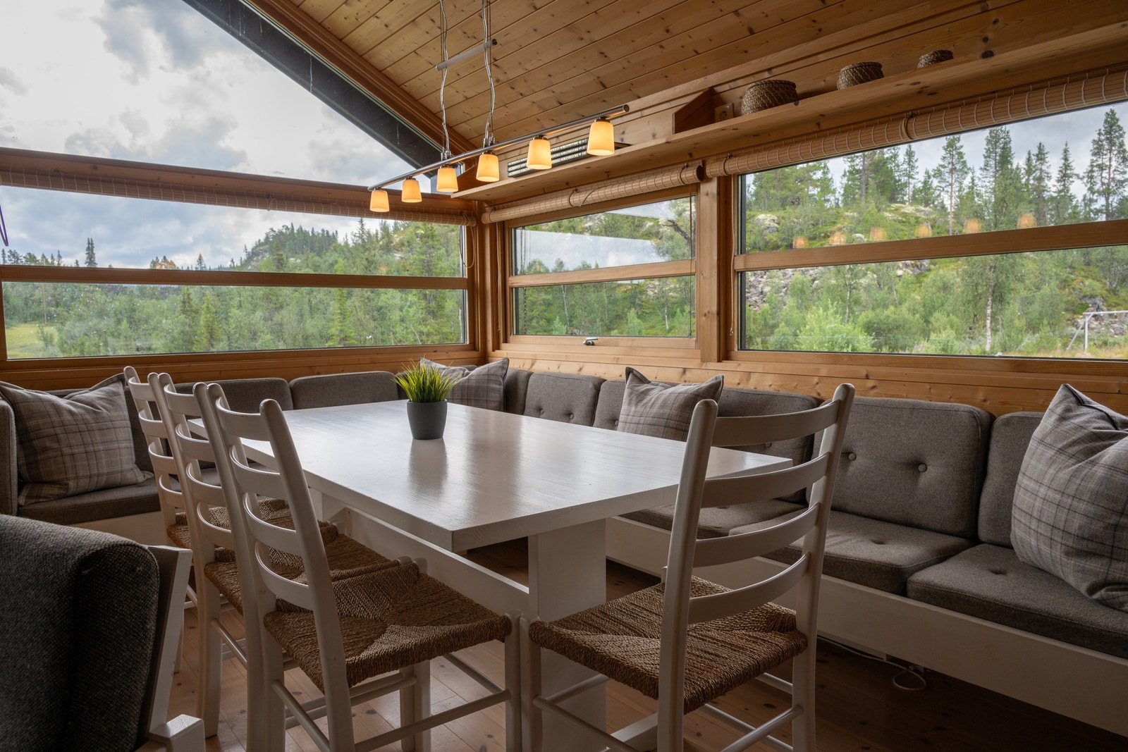 Romslig spiseplass. Galleribilde