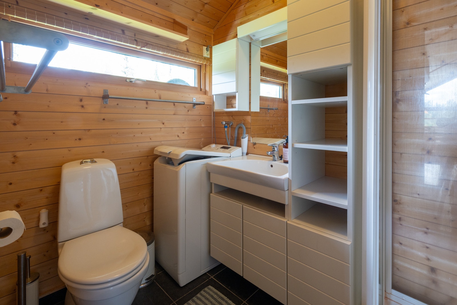 Bad med opplegg for vaskemaskin. Galleribilde