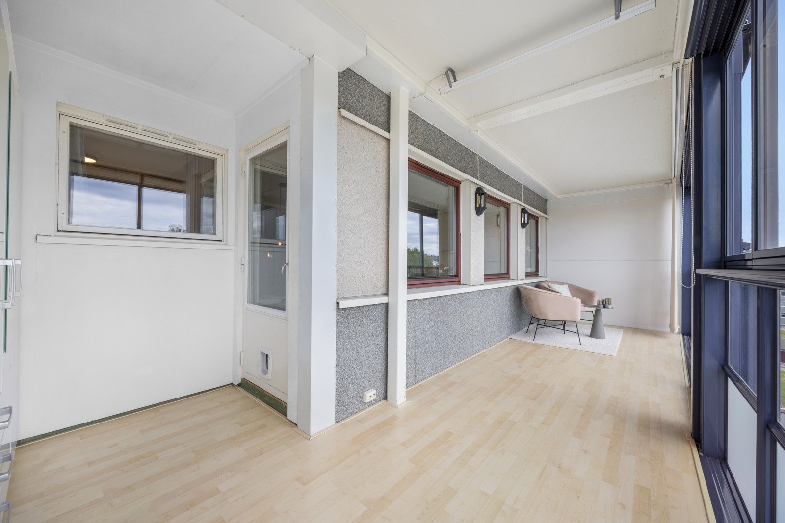 Fra stua er det utgang til en stor, vestvendt innglasset balkong på 18 m² som ble pusset opp i 2010. Galleribilde