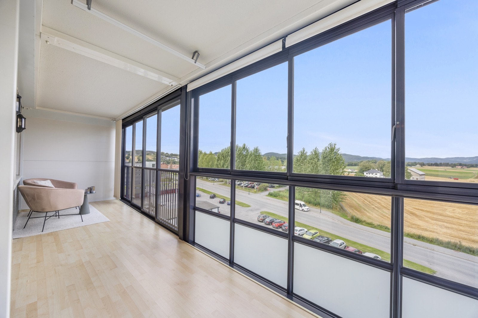 Balkongen har laminatgulv og er innglasset, noe som gjør den til en lun og anvendelig uteplass store deler av året. Galleribilde