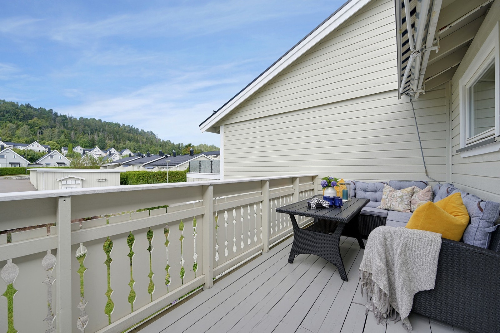 Vi har flyttet oss på andre siden av boligen og ser nå balkongen mot vest. Galleribilde