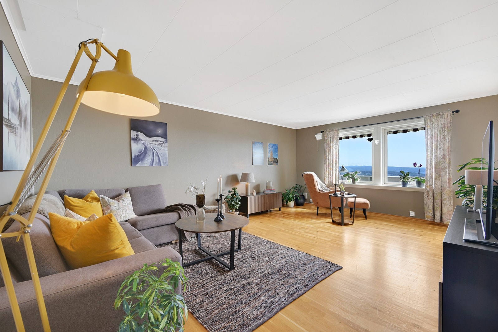 Boligens naturlige samlingspunkt er den store og romslige stuen. Galleribilde