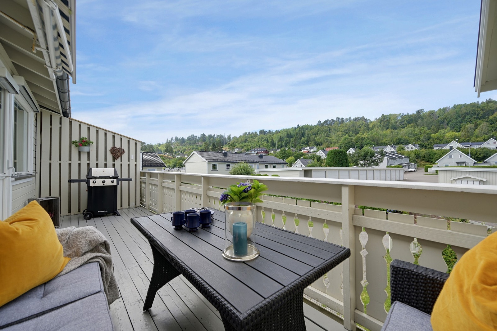 Solrik balkong mot vest med markise. Galleribilde