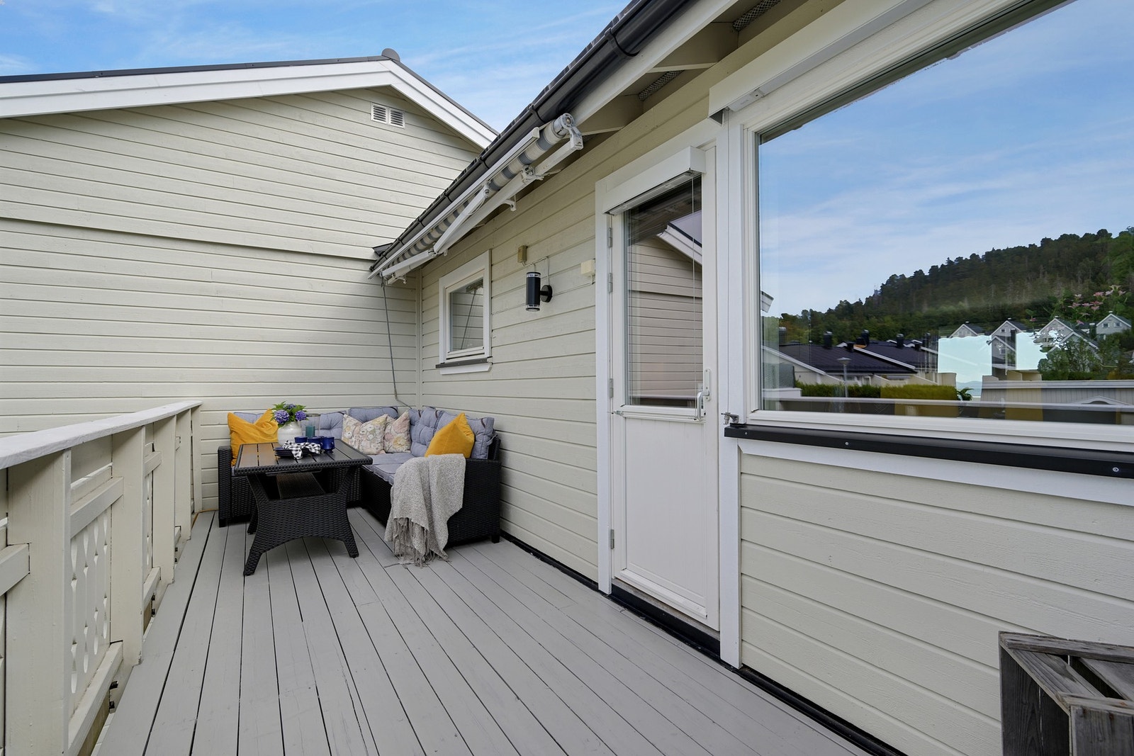 Balkongen mot vest har god plass for sofagruppe. Det er utgang fra kjøkkenet/spisestuen. Galleribilde