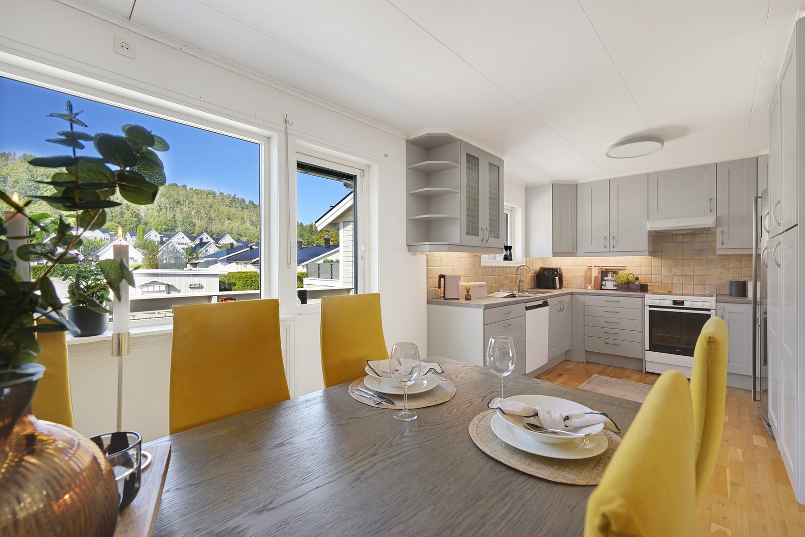 Spisestuen ligger i åpen løsning til kjøkkenet - så her har "kokken" full kontroll over gjestene under matlagingen. Galleribilde