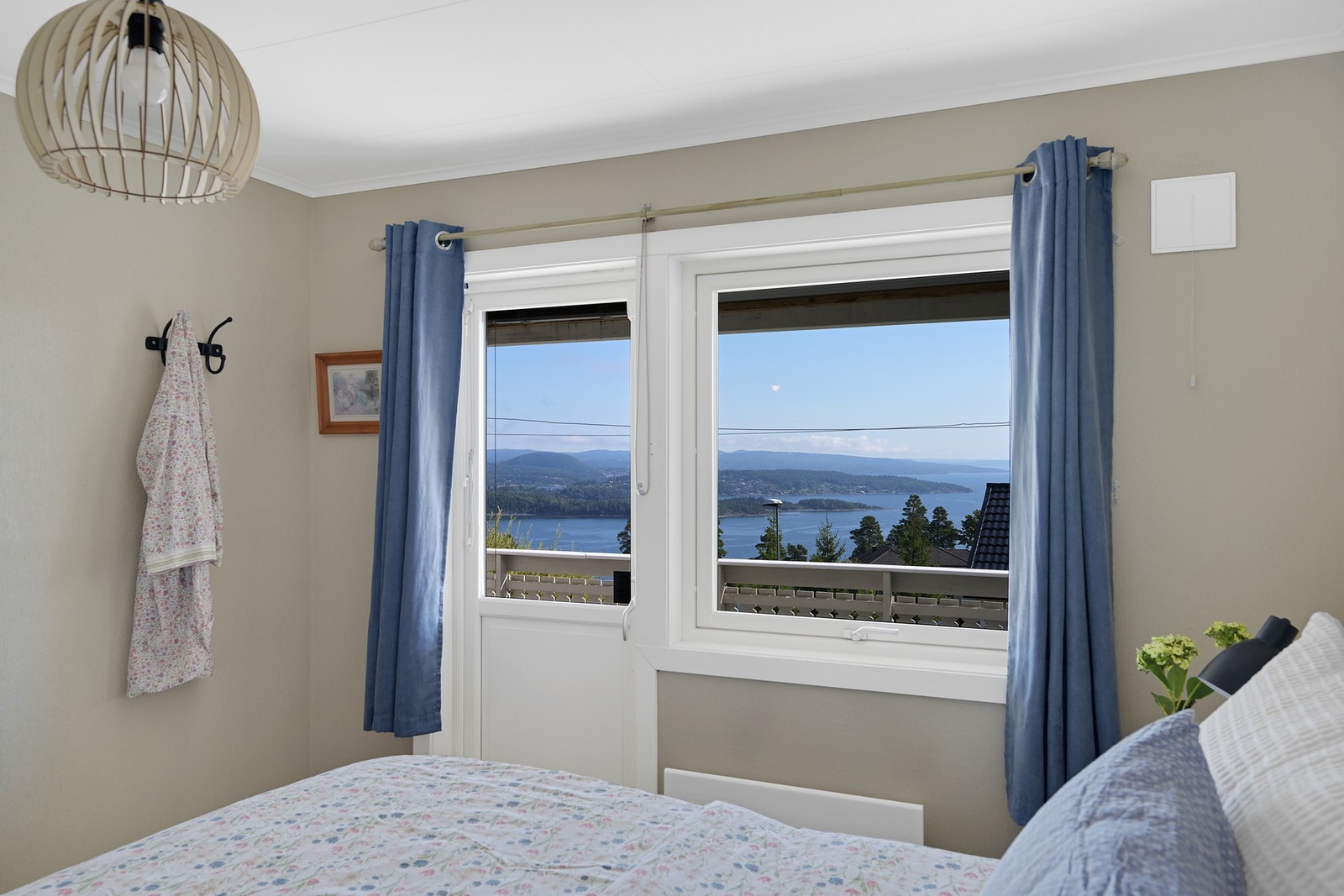 Fra soverom nr. 2 er det utgang til terrasse mot øst. Galleribilde