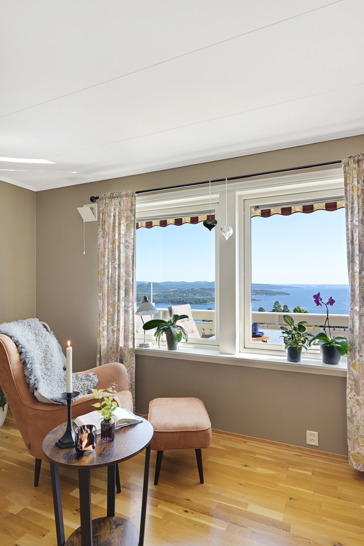 Store vinduer gir rikelig med lys inn i rommet. Galleribilde